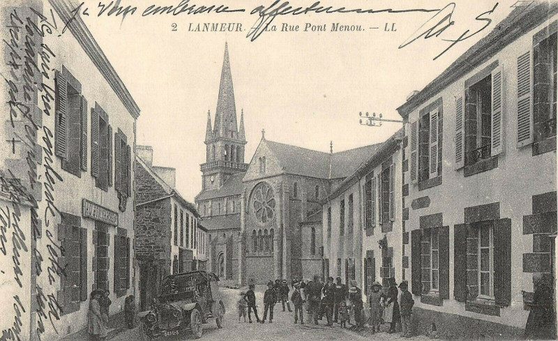 Carte postale ancienne Lanmeur La Rue Pont Menou à Lanmeur