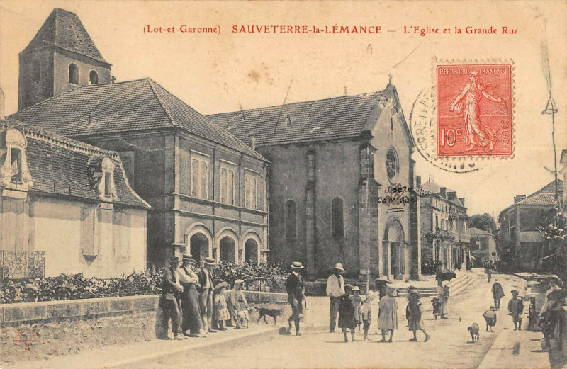 Carte postale ancienne Sauveterre La Lemance L'Eglise Et La Grande Rue