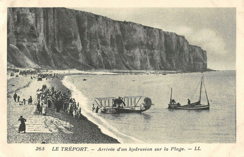 Carte postale ancienne Le Treport Arrivee D'Un Hydravion Sur La Plage