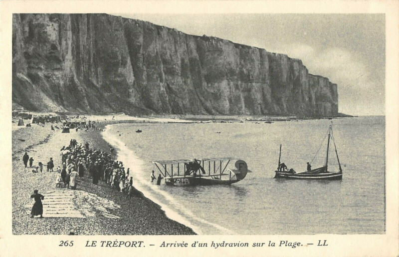 Carte postale ancienne Le Treport Arrivee D'Un Hydravion Sur La Plage