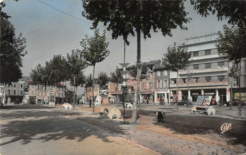Carte postale ancienne Gaillac Place De La Libertaion à Gaillac