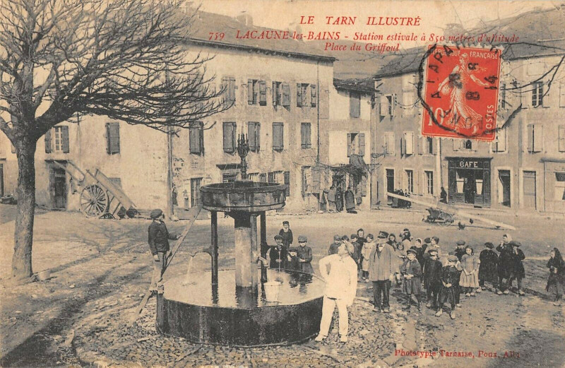 Carte postale ancienne Lacaune Les Bains Place Du Griffoul à Lacaune