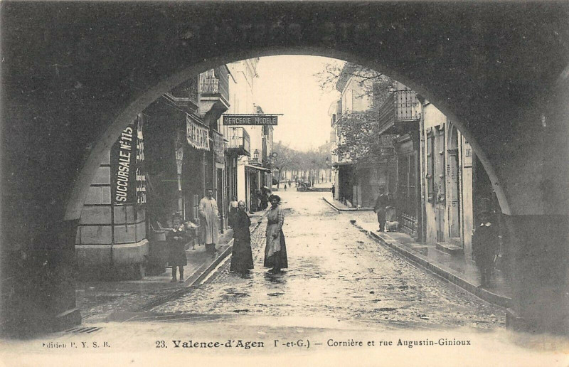 Carte postale ancienne Valence D'Agen Corniere Et Rue Augustin Ginioux à Valence