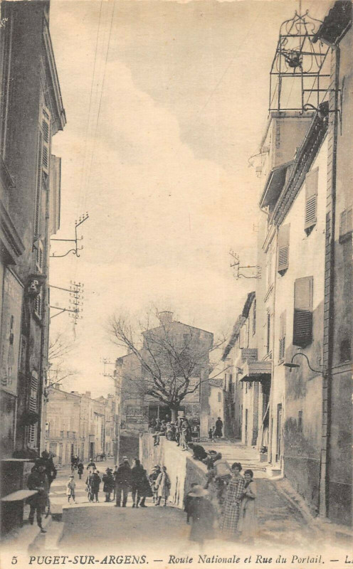 Carte postale ancienne Puget Sur Argens Route Nationale Et Rue Du Portail à Puget-sur-Argens