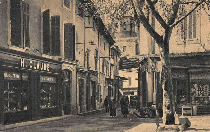 Carte postale ancienne Cavaillon Place Et Rue Du Commerce Bijouterie à Cavaillon