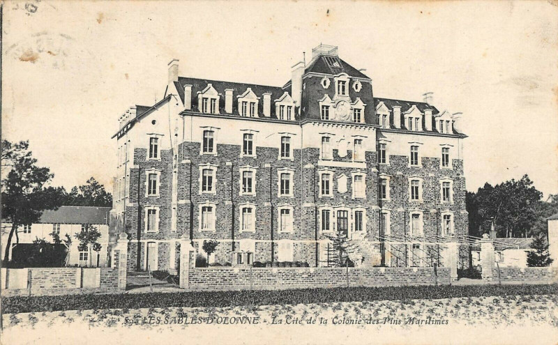 Carte postale ancienne Les Sables D'Olonne La Cite De La Colonie Des Pins Maritimes aux Sables-d'Olonne
