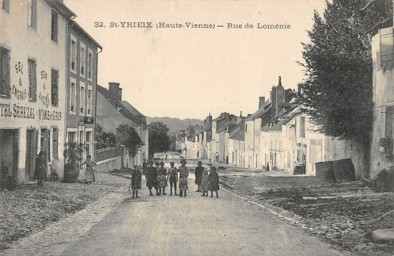 Carte postale ancienne Saint Yrieix Rue De Lomenie
