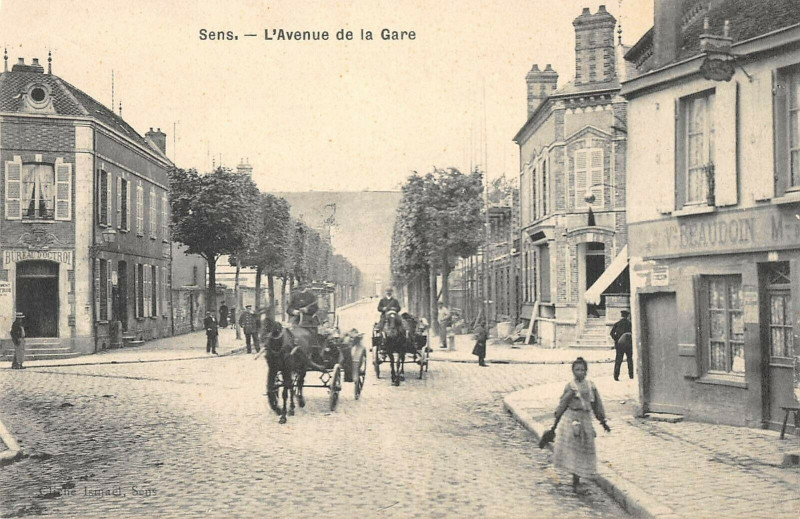 Carte postale ancienne Sens Avenue De La Gare à Sens