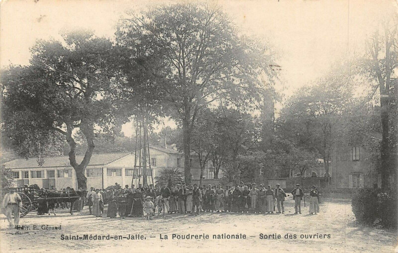 Carte postale ancienne Saint Medard En Jalles La Poudrerie Nationale Sortie Des Ouvriers