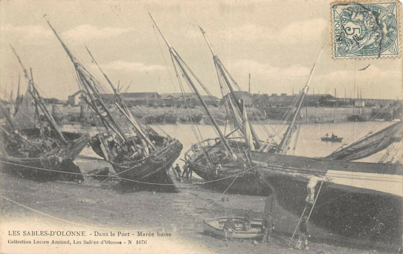 Carte postale ancienne Les Sables D'Olonne Dans Le Port Maree Basse aux Sables-d'Olonne