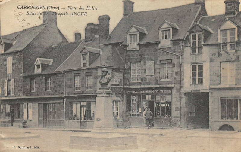 Carte postale ancienne Carrouges Place Des Halles (cliché pas courant à Carrouges