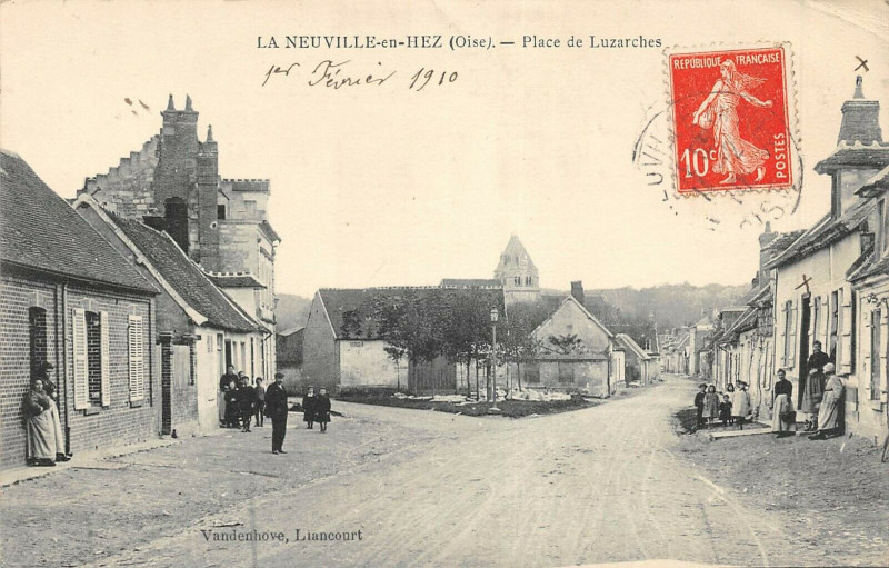 Carte postale ancienne La Neuville En Hez Place De Luzarches à La Neuville-en-Hez