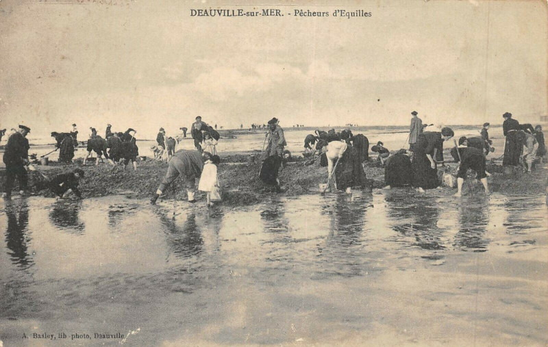 Carte postale ancienne Deauville Sur Mer Pecheurs D'Equilles à Deauville