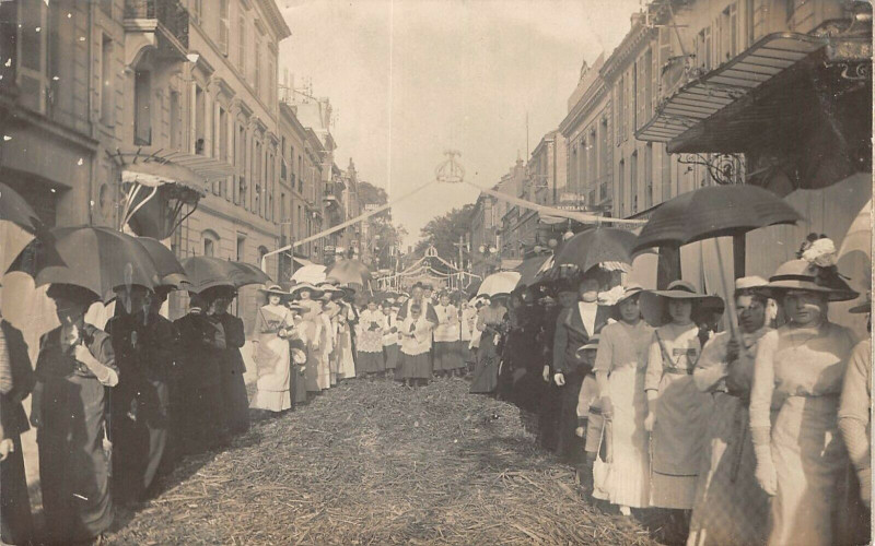 Carte postale ancienne Carte Photo De Procession De Bergerac 1913 (3eme cliché à Bergerac