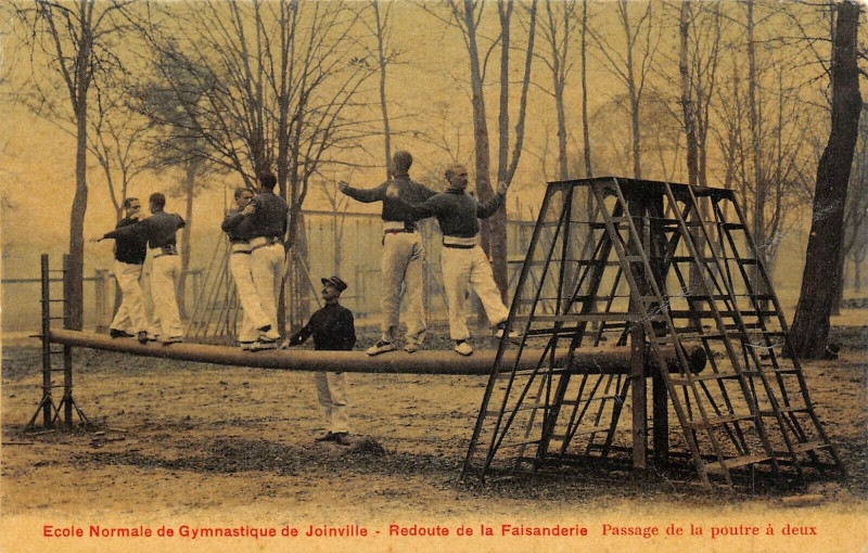 Carte postale ancienne Ecole Normale De Gymnastique Joinville Passage De La Poutre A Deux