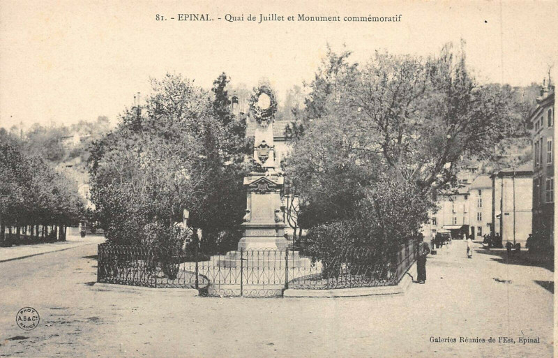 Carte postale ancienne Epinal Quai De Juillet Et Monument Commemoratif à Épinal