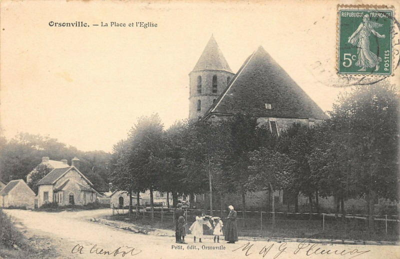 Carte postale ancienne Orsonville La Place Et L'Eglise à Orsonville