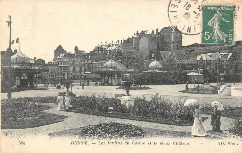 Carte postale ancienne Dieppe Les Jardins Du Casino Et Le Vieux Chateau à Dieppe