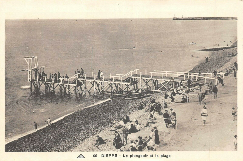 Carte postale ancienne Dieppe Le Plongeoir Et La Plage à Dieppe