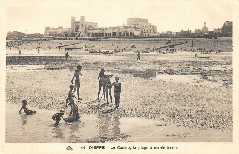 Carte postale ancienne Dieppe Le Casino La Plage A Maree Basse à Dieppe