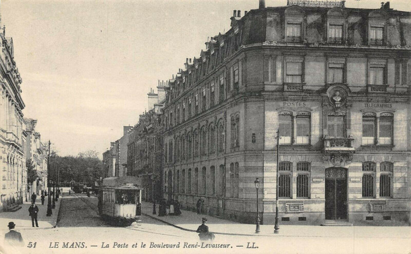 Carte postale ancienne Le Mans La Poste Et Bd Rene Levasseur à René