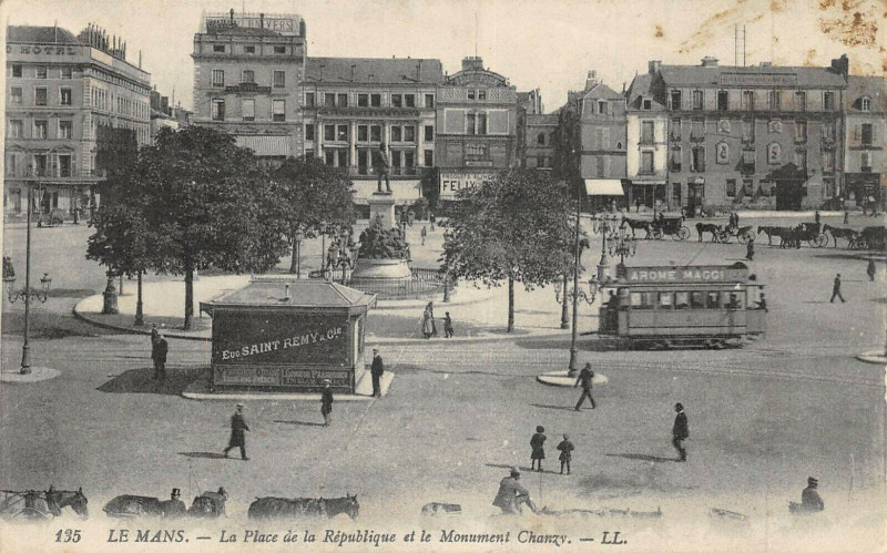 Carte postale ancienne Le Mans Place De La Republique Et Monument Chanzy au Mans