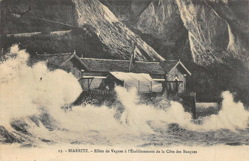 Carte postale ancienne Biarritz Effets De Vagues A L'Etablissement De La Cote Des Basques à Biarritz