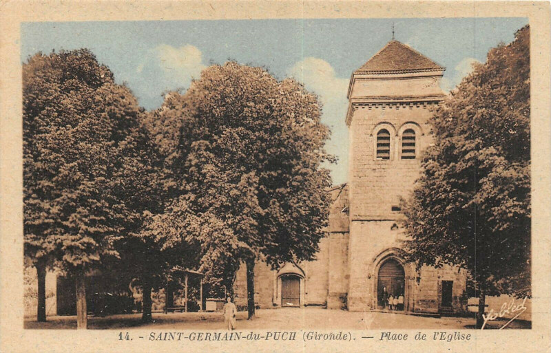 Carte postale ancienne Saint Germain Du Puch Place De L'Eglise à Saint-Germain-du-Puch