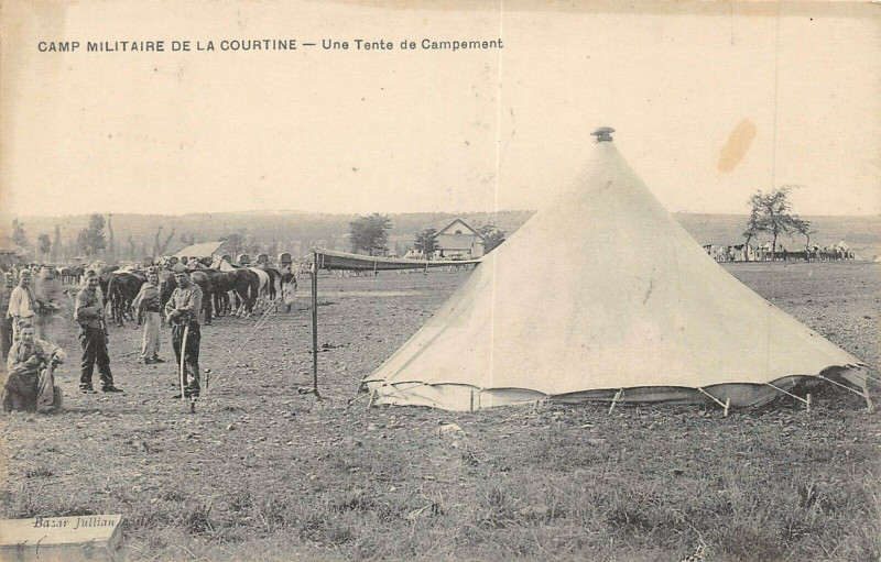Carte postale ancienne Camp Militaire De La Courtine Une Tente De Campement à La Courtine