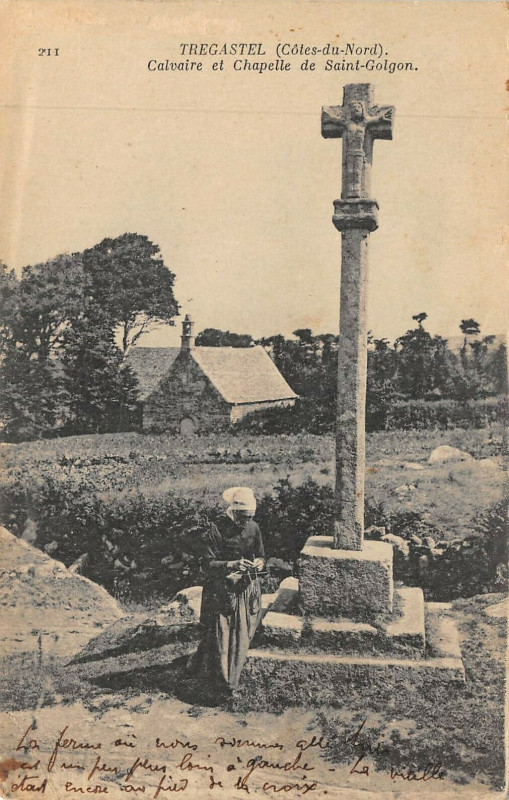 Carte postale ancienne Tregastel Calvaire Et Chapelle De Saint Golgon à Trégastel