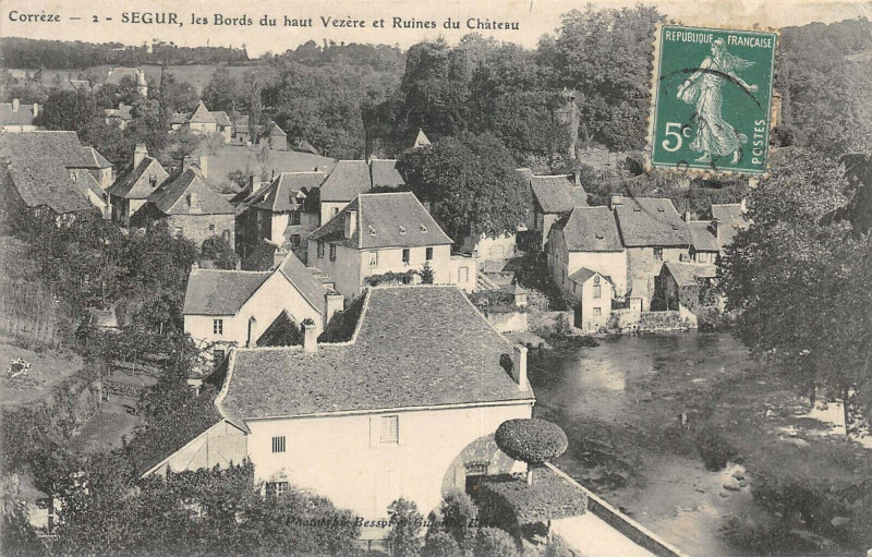 Carte postale ancienne Segur Les Bords Du Haut Vezere Et Ruines Du Chateau