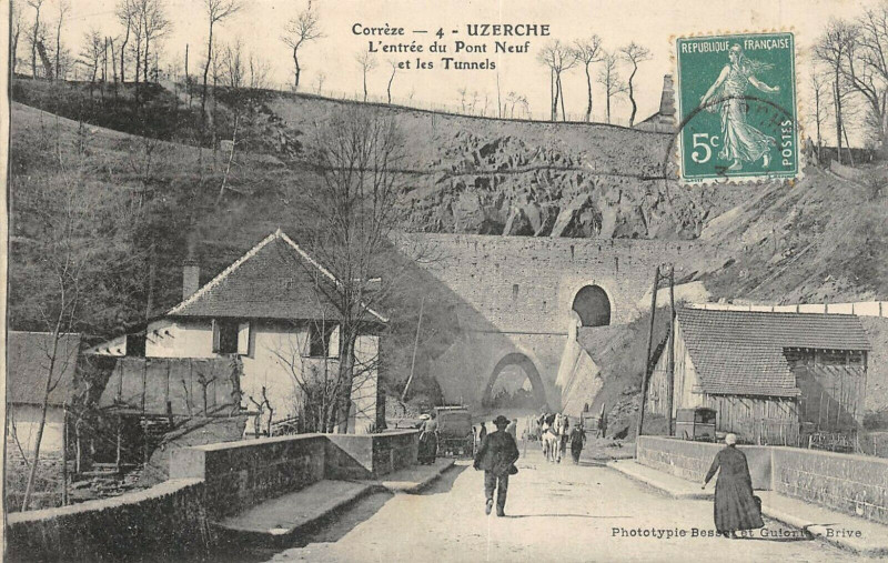 Carte postale ancienne Uzerche Entree Du Pont Neuf Et Les Tunnels à Uzerche