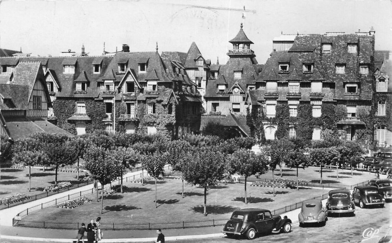 Carte postale ancienne Deauville Le Normandy Hotel Et Ses Jardins à Deauville