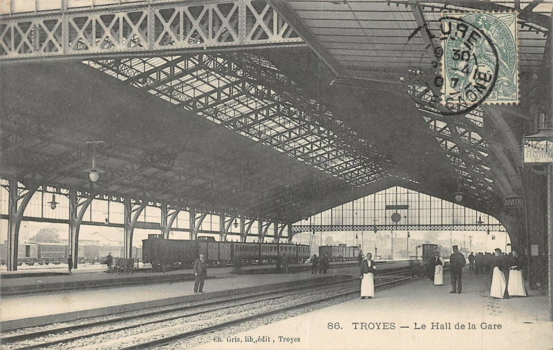 Carte postale ancienne Troyes Le Hall De La Gare à Troyes