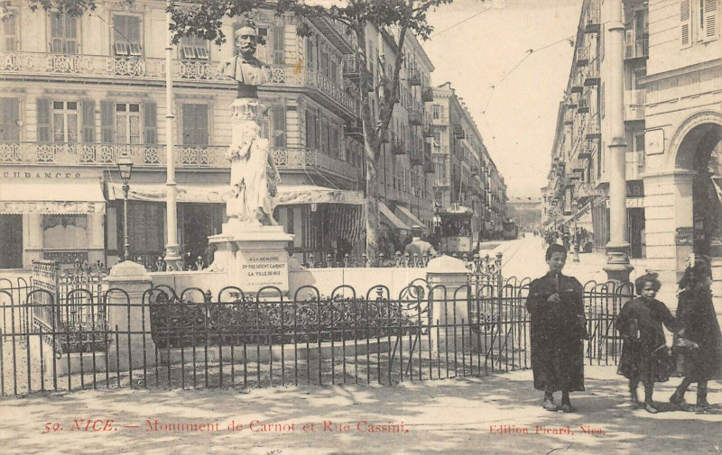 Carte postale ancienne Nice Monument De Carnot Et Rue Cassini à Nice