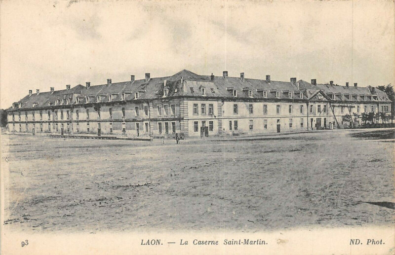 Carte postale ancienne Laon Caserne St Martin à Laon