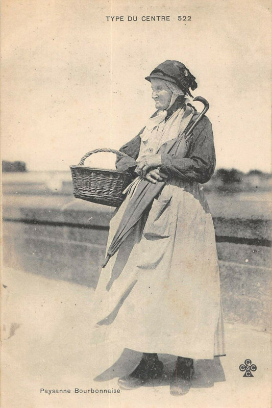 Carte postale ancienne Type Du Centre Paysanne Bourbonnaise