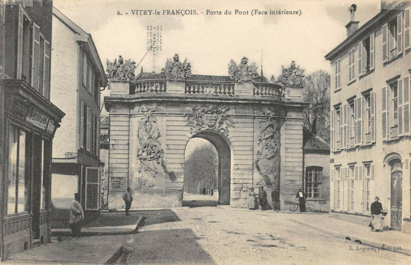 Carte postale ancienne Vitry Le Francois Porte Du Pont Interieur