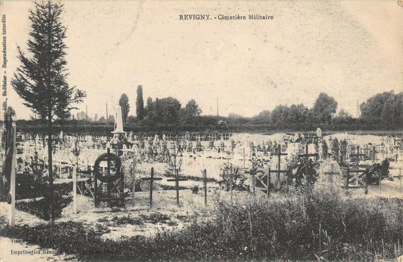 Carte postale ancienne Revigny Cimetiere Militaire