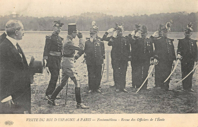 Carte postale ancienne Fontainebleau Visite Du Roi D'Espagne Revue Des Officiers De L'Ecole à Fontainebleau