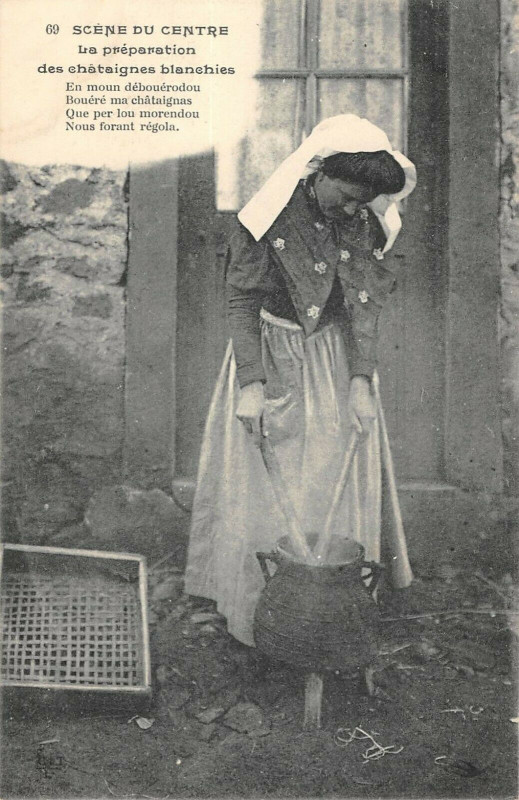 Carte postale ancienne Scene Du Centre La Preparation Des Chataignes Blanchies