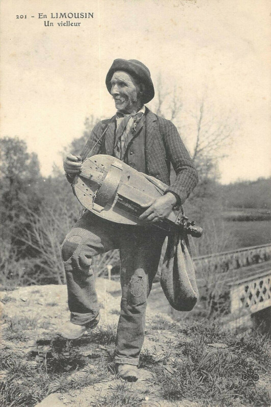 Carte postale ancienne En Limousin Un Vielleur