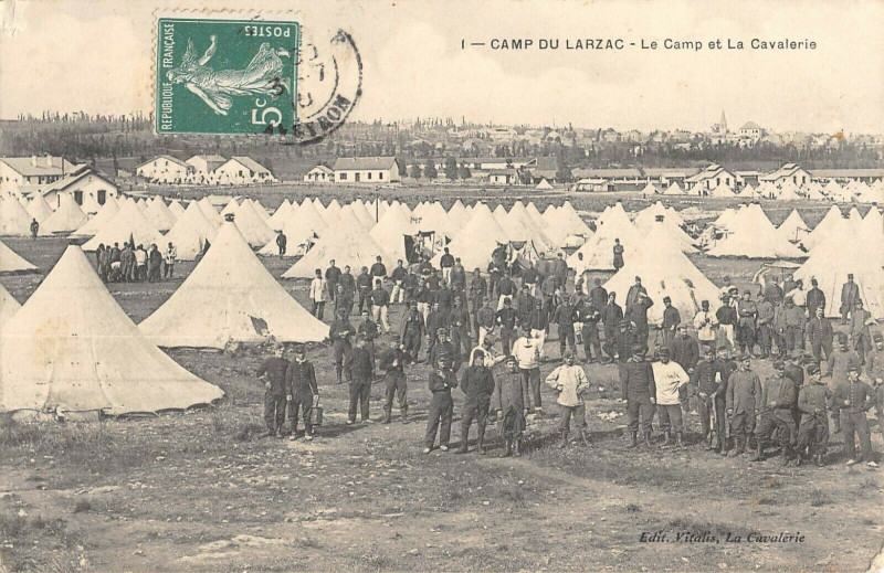 Carte postale ancienne Camp Du Larzac Le Camp Et La Cavalerie à La Cavalerie