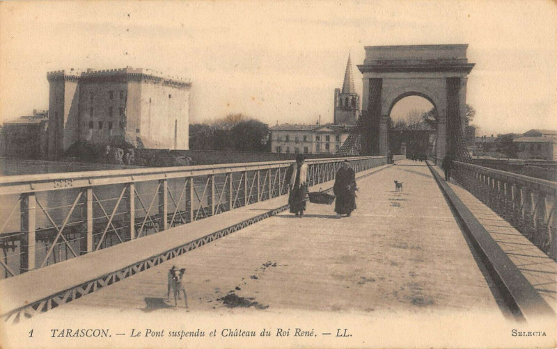 Carte postale ancienne Tarascon Le Pont Suspendu Et Chateau Du Roi Rene à Tarascon