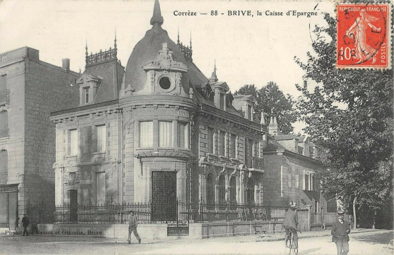 Carte postale ancienne Brive La Caisse D'Epargne