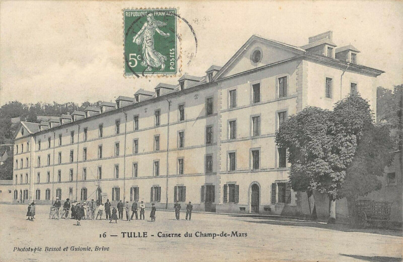 Carte postale ancienne Tulle Caserne Du Champ De Mars à Tulle