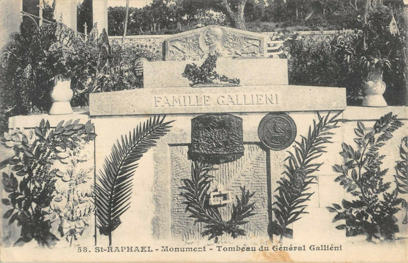 Carte postale ancienne Saint Raphael Monument General Gallieni