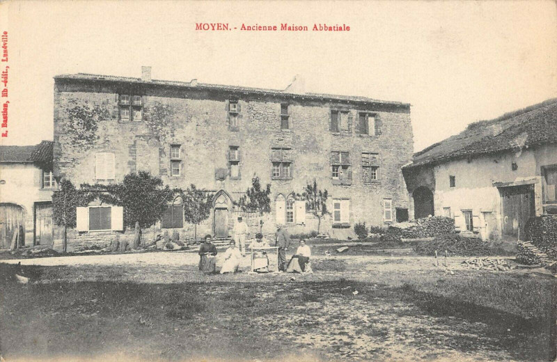 Carte postale ancienne Moyen Ancienne Maison Abbatiale à Moyen