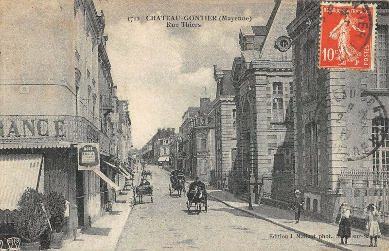 Carte postale ancienne Chateau Gontier Rue Thiers