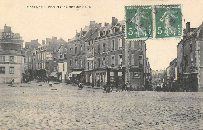 Carte postale ancienne Mayenne Place Et Rue Neuve Des Halles à Mayenne
